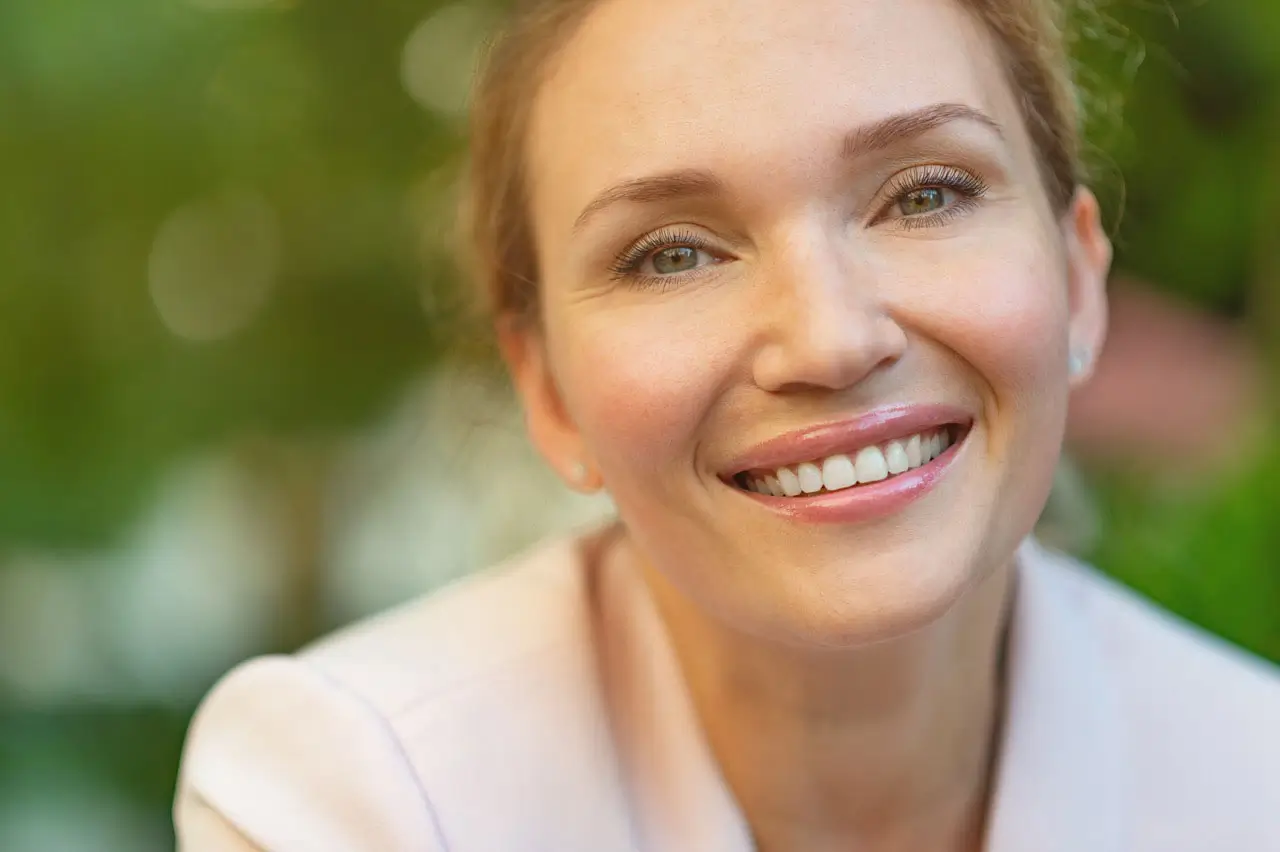 Test Dentures Illinois 34 Smiling woman with bright white teeth.